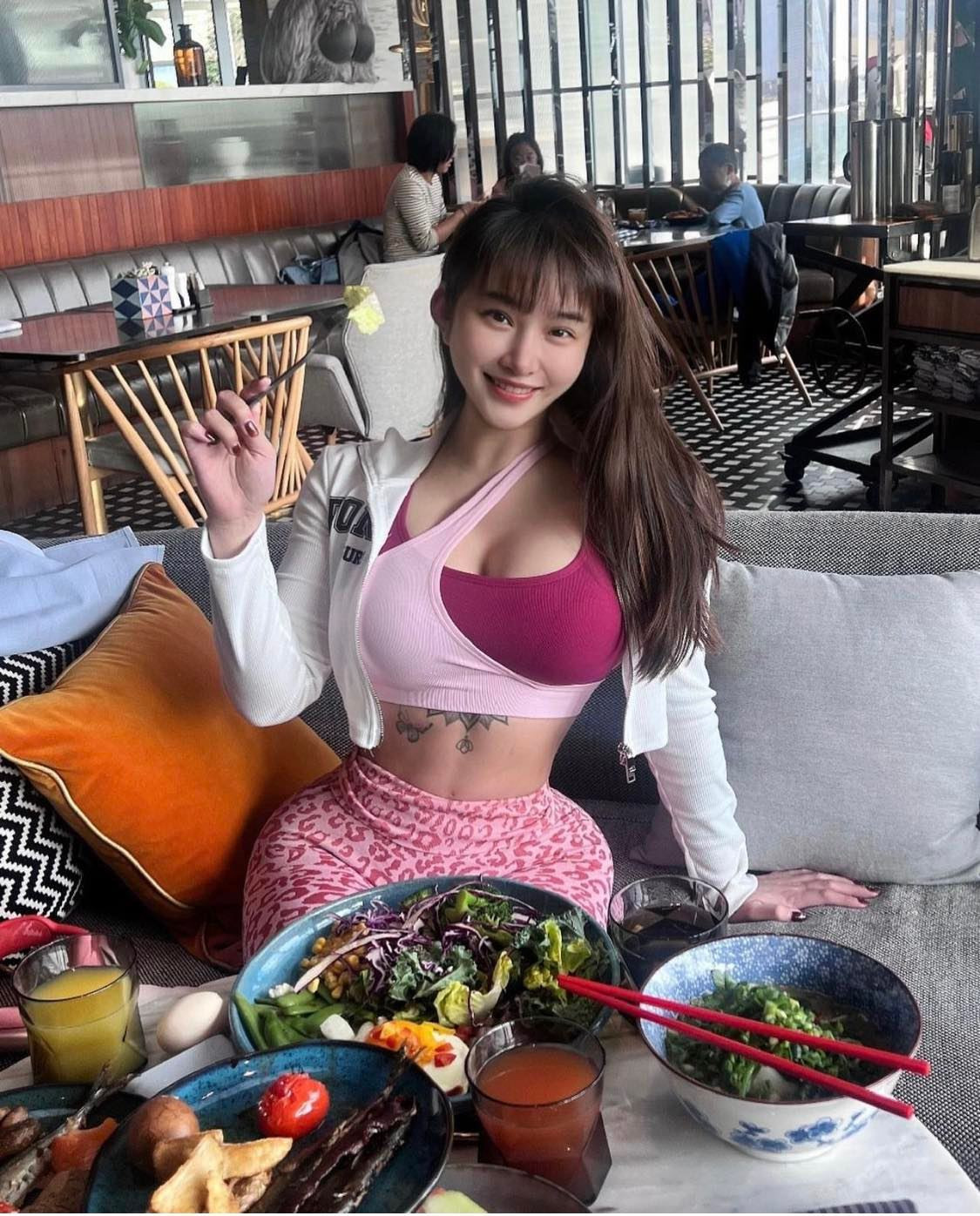 Hot gymer Song Yu Xin từng đăng tải nhiều clip tập luyện cũng như cải thiện vóc dáng với những bài tập Squat, push-up (chống đẩy), plank, cardio…