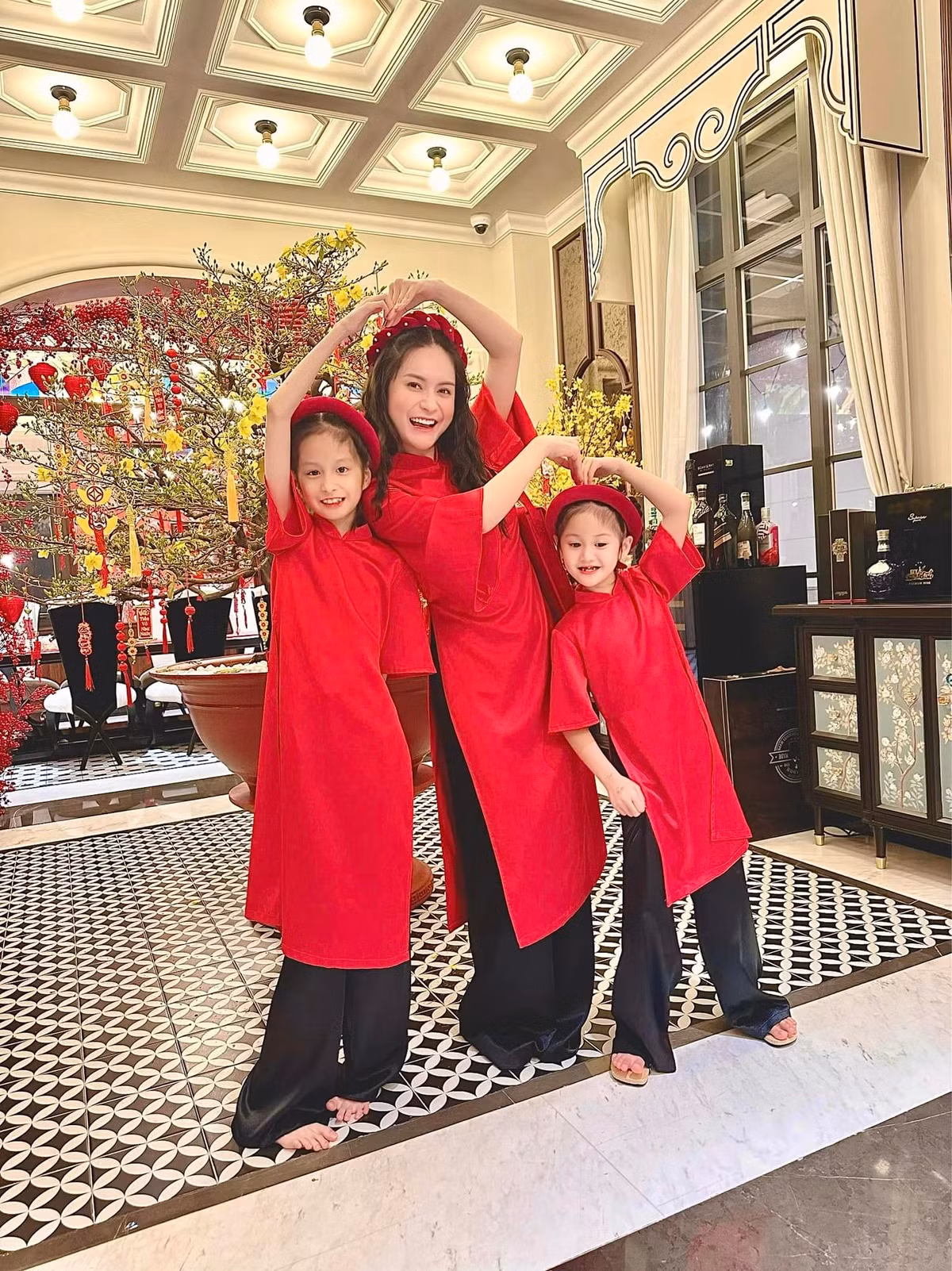 Không chỉ giàu có Đoàn Di Băng nhiều lần khiến hội chị em ghen tị vì được ông xã chiều chuộng hết mực.