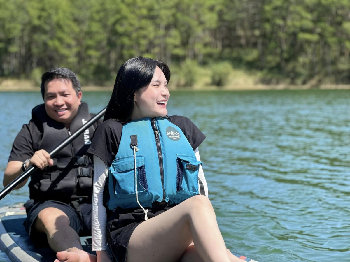 Gần đây nhất cô chia sẻ loạt ảnh check in tại Đà Lạt với khung cảnh hồ nước vô cùng đẹp mắt và yên bình.