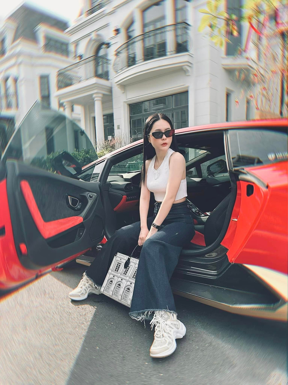 Nếu đúng như những gì Đoàn Di Băng chia sẻ, người hâm mộ lại càng trồ trầm vì để sở hữu một căn nhà ở nơi có khung cảnh đẹp lý tưởng là điều không dễ dàng.