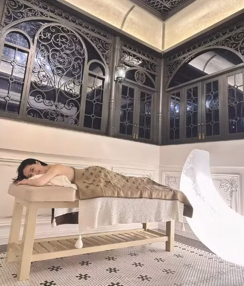 Mới đây, doanh nhân Nguyễn Quốc Vũ thuê người về tận nhà làm dịch vụ mát xa cho vợ. Anh còn chia sẻ hình ảnh Đoàn Di Băng nằm hưởng thụ trên bàn spa.