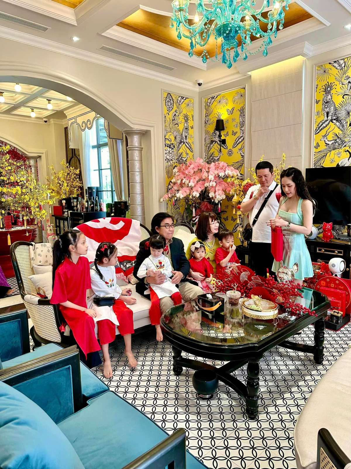 Đáng nói, Đoàn Di Băng còn tiết lộ: "Cách nhà 200m lại có 1 nơi đẹp đến thế này sao" khiến netizen đoán già đoán non có phải bà xã Quốc Vũ đã sở hữu một cơ ngơi tại Đà Lạt.