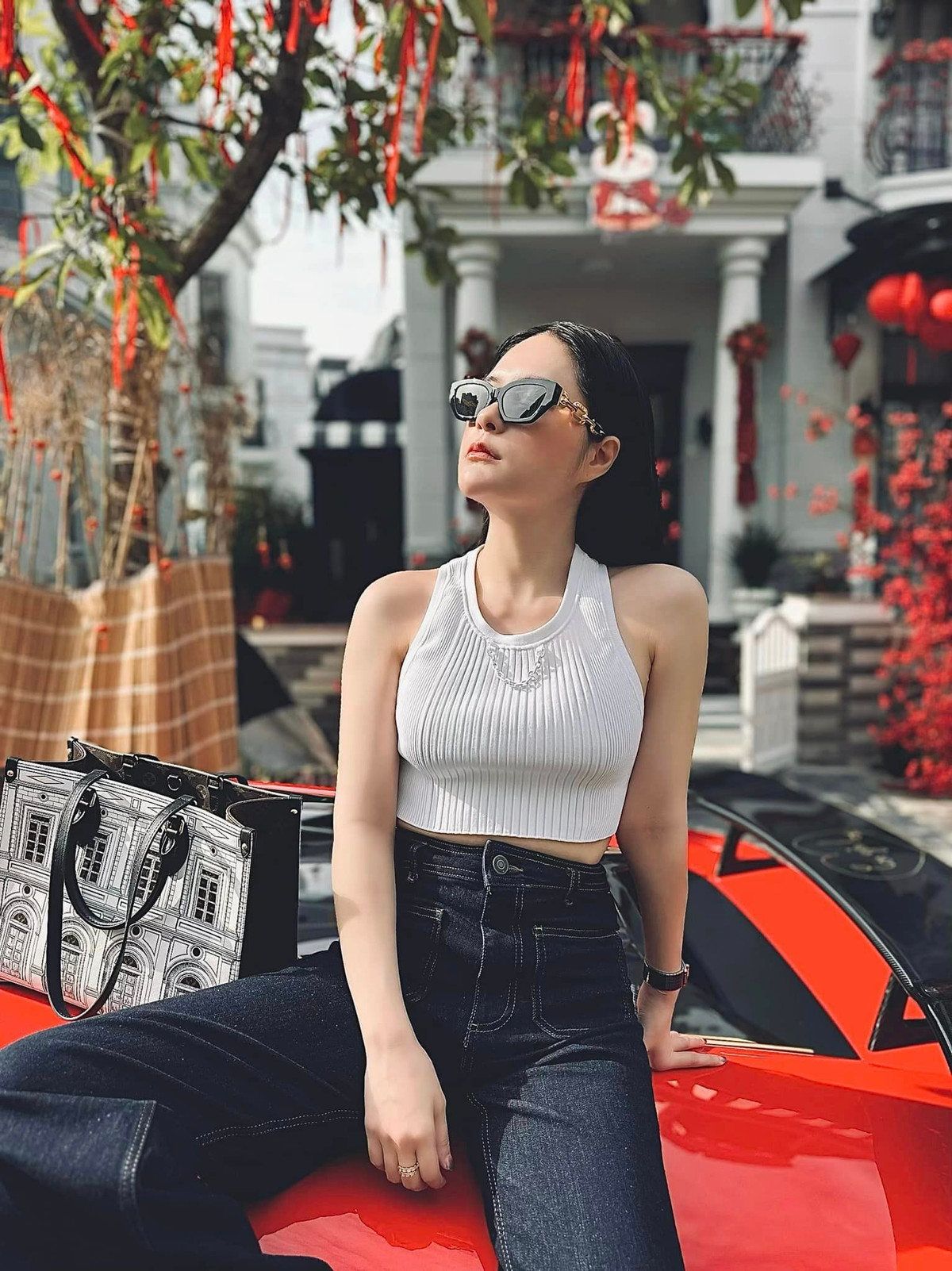 Hiện tại cuộc sống lắm tiền nhiều của đáng mơ ước của Đoàn Di Băng vẫn nhận được sự chú ý từ cư dân mạng. Ảnh: FBNV