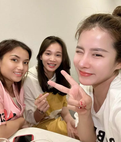 Dưới phần bình luận, dân mạng cho rằng mẹ bé Sa đã "dao kéo" thành công.