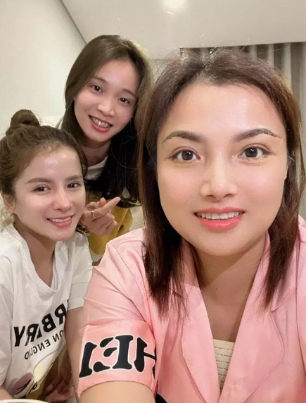 Chi khủng để "đập đi xây lại", nhan sắc của Quỳnh Trần được nhận xét trẻ trung hơn trước rất nhiều.