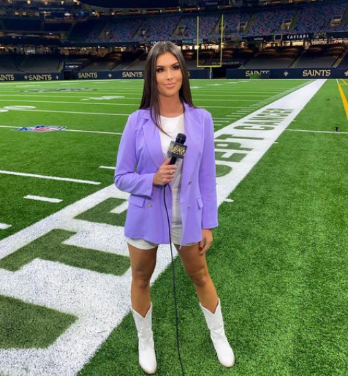 Cô cũng thường xuyên chia sẻ hình ảnh về công việc, đời sống hàng ngày trên nền tảng này.