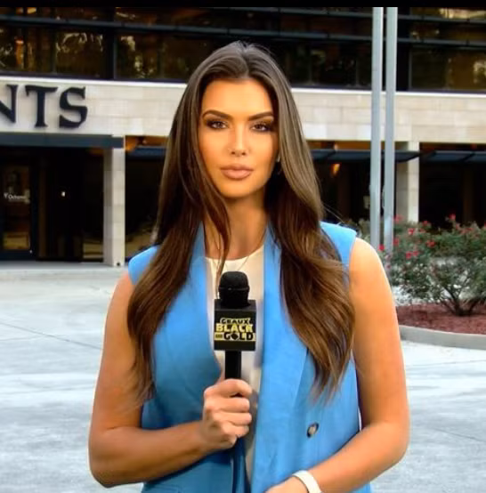 Sau khi "gây bão" với bức ảnh vừa qua, lượng người theo dõi các trang cá nhân của người đẹp cũng tăng vọt, hiện cán mốc 56,4 ngàn trên Instagram.