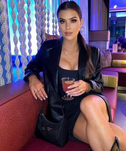 Aileen tiếp xúc với nhiều môn thể thao từ nhỏ và có thời gian thi đấu bóng chuyền. Ngoài ra, cô gái sinh năm 1996 từng tham gia một số cuộc thi sắc đẹp.