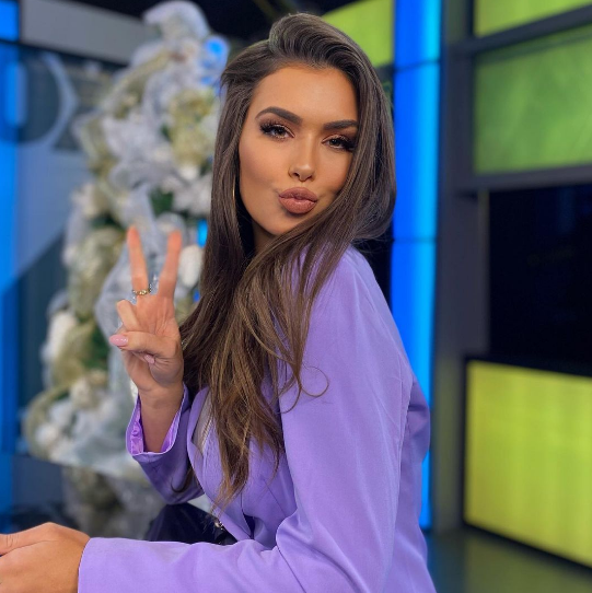 Nữ phóng viên tốt nghiệp Đại học East Carolina, chuyên ngành báo chí truyền thông.