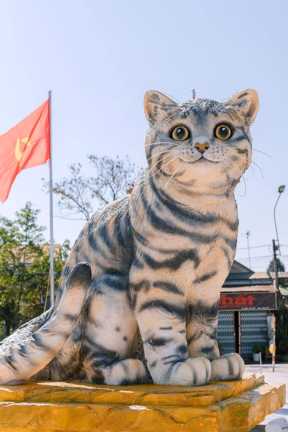 Tượng linh vật mèo này được đặt ở Quảng trường trung tâm huyện (thị trấn Ái Tử, huyện Triệu Phong, tỉnh Quảng Trị), những ngày qua nơi đây luôn thu hút lượng lớn khách đến tham quan và check in. Ảnh: FB L.H