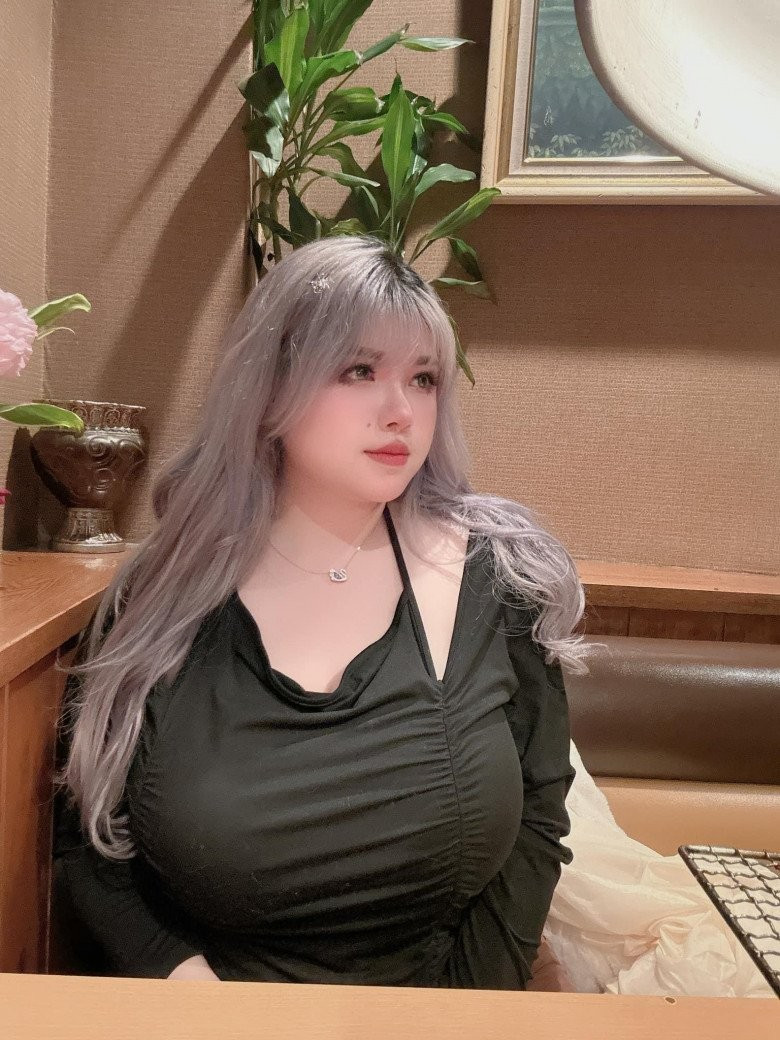 Thời gian ở nước ngoài, hot girl Hải Dương khá kín tiếng và hạn chế khoe vòng một với những trang phục hở hang. Do đó, trong lúc tắm biển bức ảnh thả dáng với bikini của cô làm ai cũng trầm trồ.