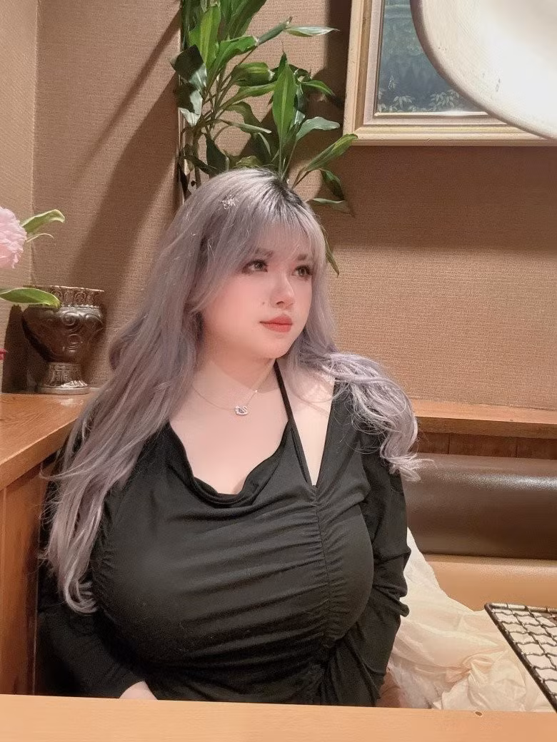 Thời gian ở nước ngoài, hot girl Hải Dương khá kín tiếng và hạn chế khoe vòng một với những trang phục hở hang. Do đó, trong lúc tắm biển bức ảnh thả dáng với bikini của cô làm ai cũng trầm trồ.