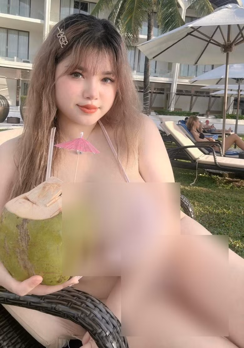 Đáng chú ý nhất là khoảnh khắc Võ Thị Thu Trang khoe vẻ gợi cảm với đồ tắm trong lúc đang thưởng thức dừa tươi.