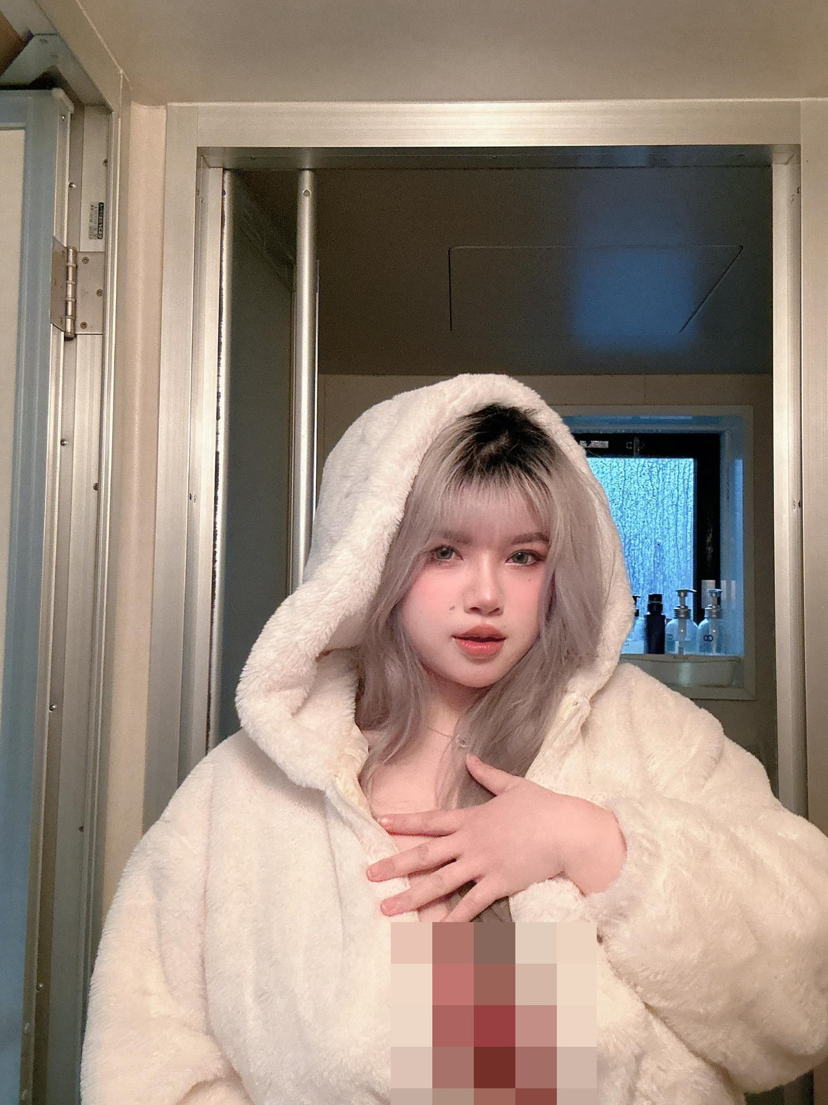 Cách đây chưa lâu, cô còn có hẳn một page riêng chuyên show ảnh hot của bản thân.