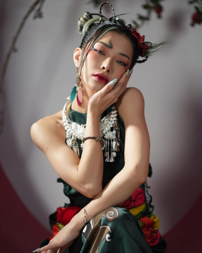 Cô từng theo học tại trường Đại học Văn hóa Hà Nội. Sau khi ra trường, Hoàng Hiền quyết định đầu tư kinh doanh.