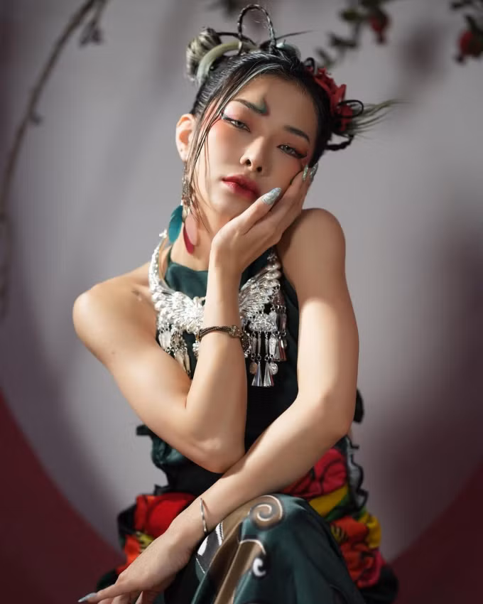 Cô từng theo học tại trường Đại học Văn hóa Hà Nội. Sau khi ra trường, Hoàng Hiền quyết định đầu tư kinh doanh.