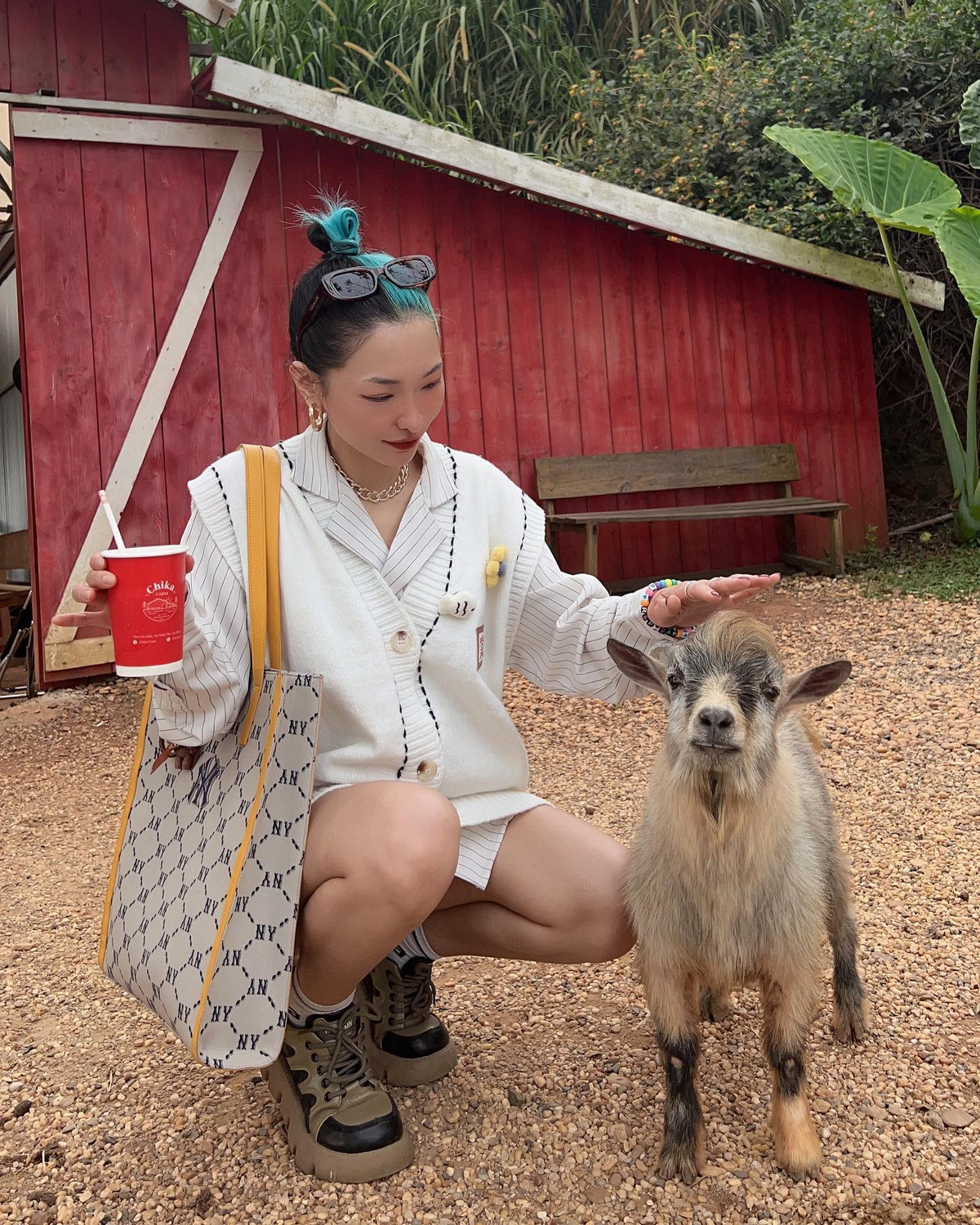 Được biết Hoàng Hiền từng tham gia cuộc thi Vietnam Next Top Model, thời điểm đó cô xuất hiện với hình ảnh cá tính, mái tóc bạch kim nổi bật. Hoàng Hiền còn khiến cả 4 vị giám khảo bất ngờ hơn khi chia sẻ về quá khứ tổn thương của mình. Ảnh: Tổng hợp