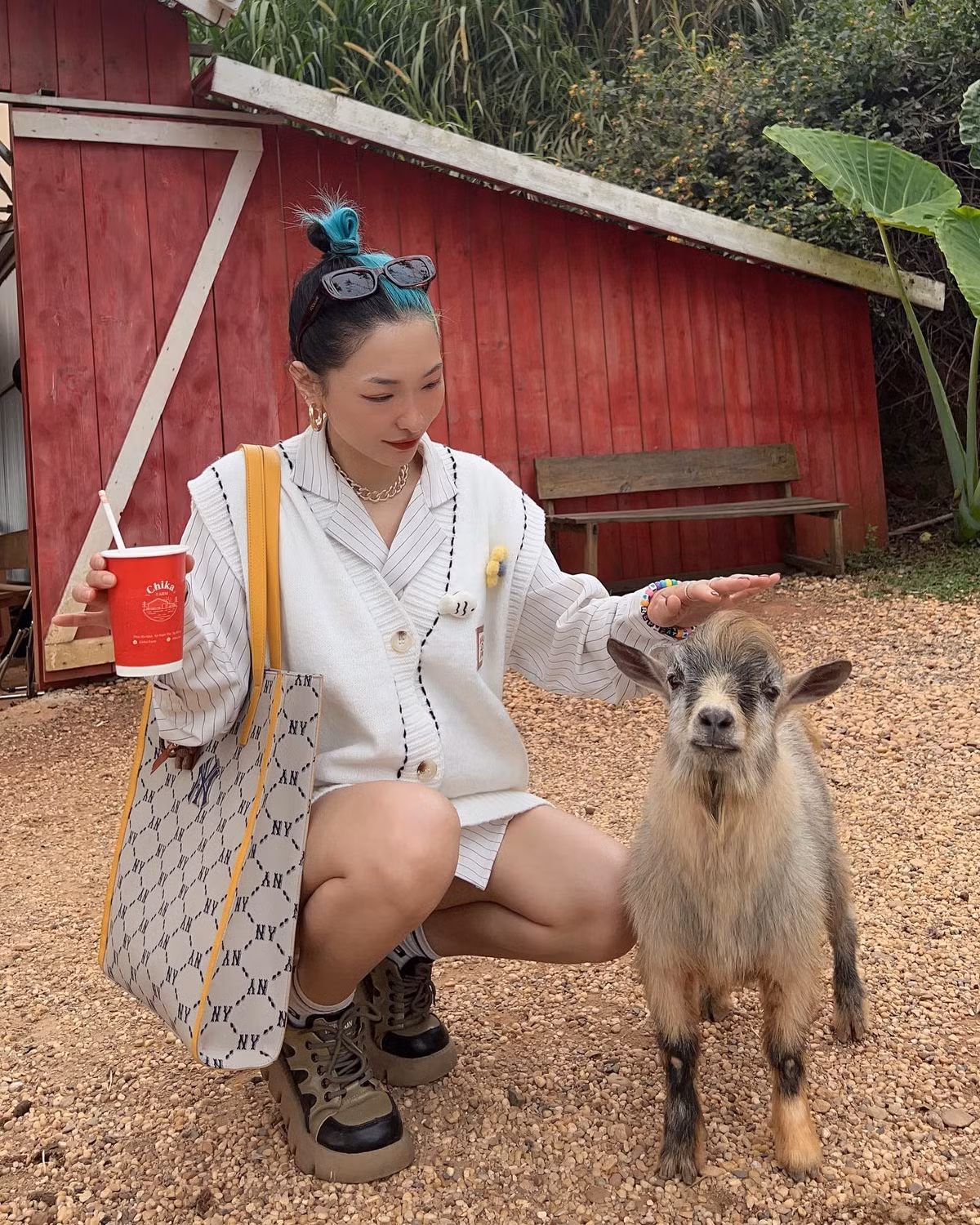 Được biết Hoàng Hiền từng tham gia cuộc thi Vietnam Next Top Model, thời điểm đó cô xuất hiện với hình ảnh cá tính, mái tóc bạch kim nổi bật. Hoàng Hiền còn khiến cả 4 vị giám khảo bất ngờ hơn khi chia sẻ về quá khứ tổn thương của mình. Ảnh: Tổng hợp