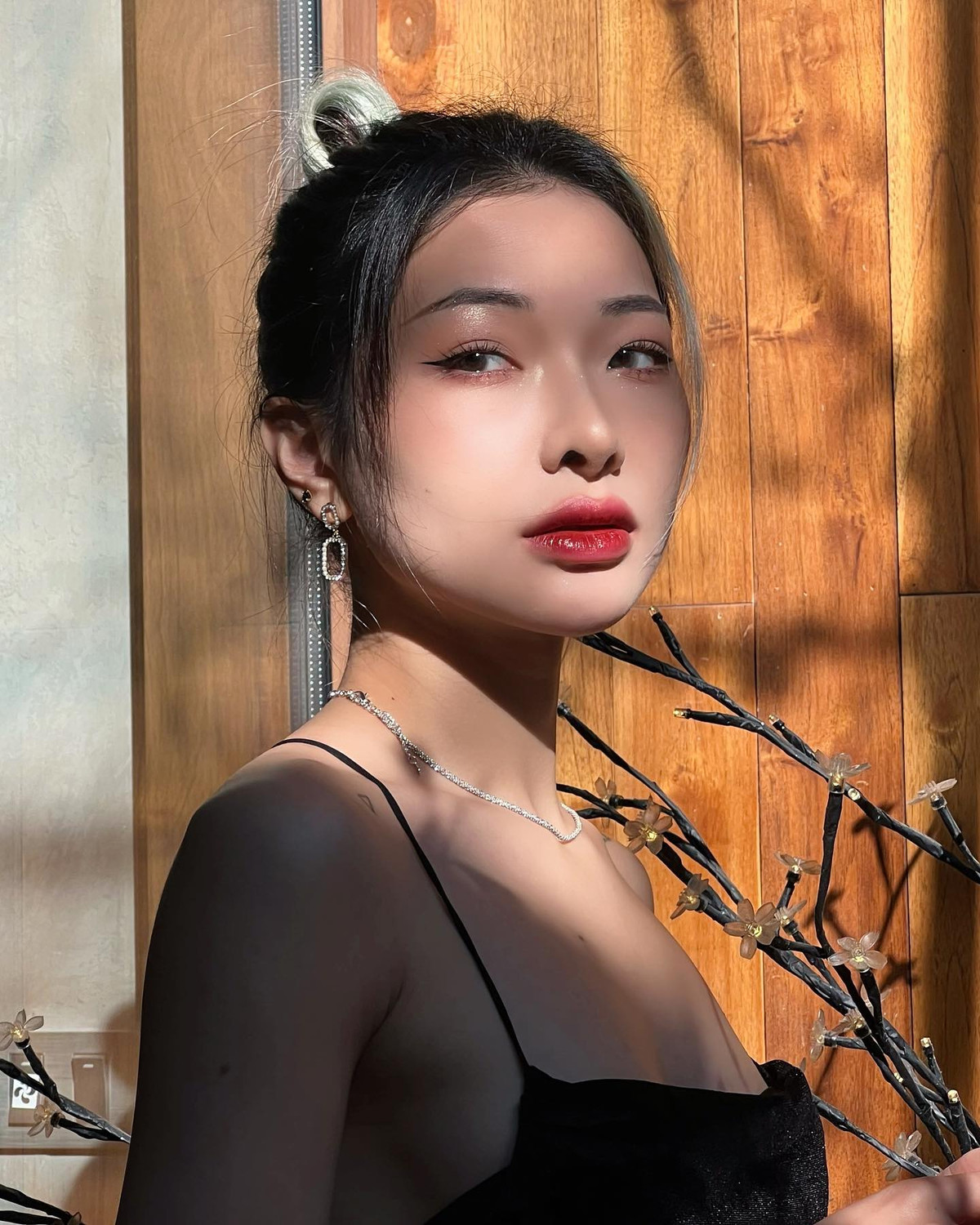 Cô nàng sở hữu tài khoản TikTok có hơn 1,5 triệu lượt theo dõi, chuyên đăng tải các video gợi ý phối trang phục và trang điểm.