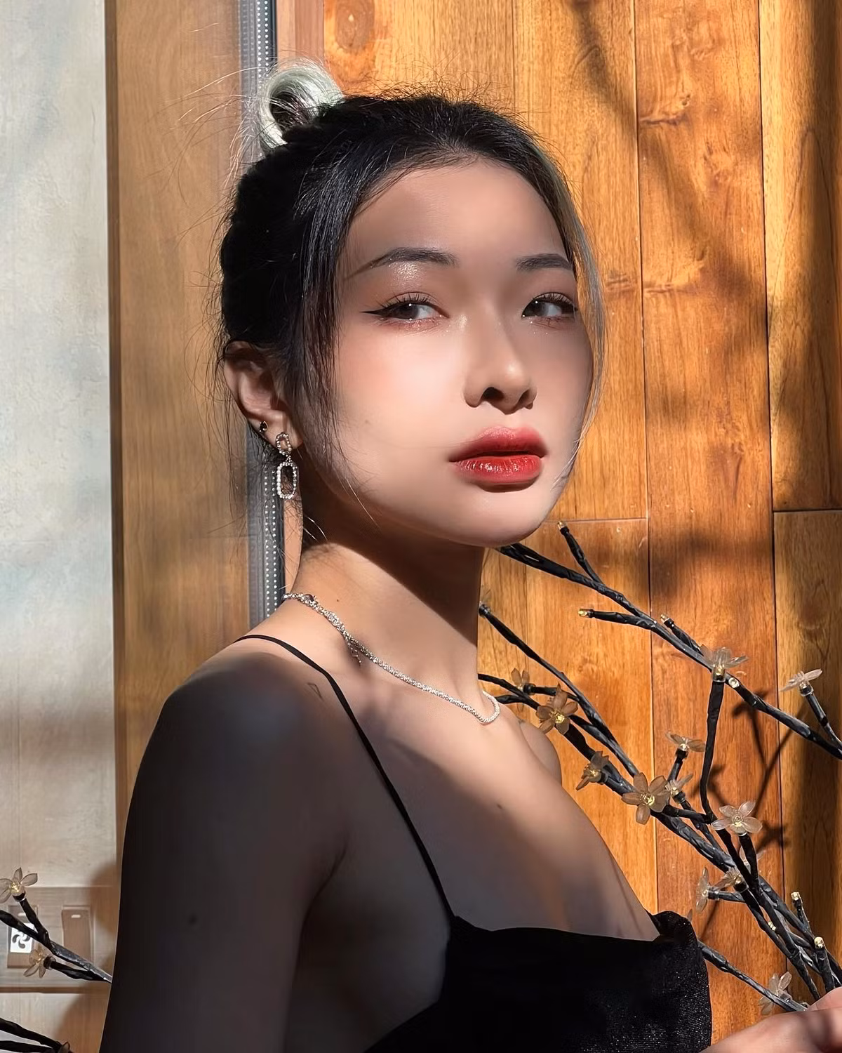 Cô nàng sở hữu tài khoản TikTok có hơn 1,5 triệu lượt theo dõi, chuyên đăng tải các video gợi ý phối trang phục và trang điểm.