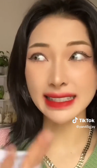 Chuyện sẽ không có gì để nói cho đến khi nữ TikToker nói rằng, cách cư xử của cô chủ quán nước quá tệ. Cô nàng còn cho rằng cô nhận ra “người Hà Nội thật bạc bẽo”.