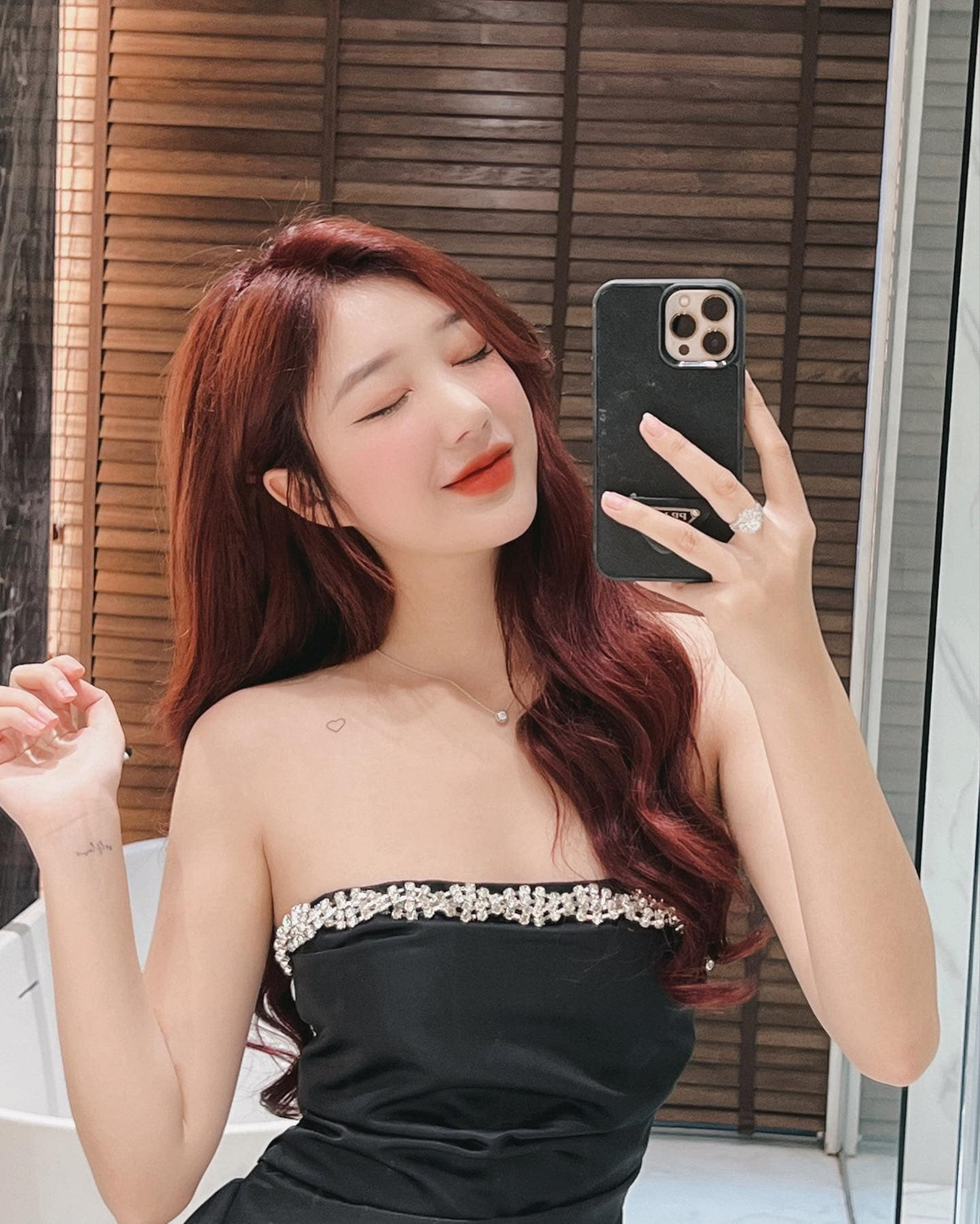 Xinh đẹp, quyến rũ cùng cách trò chuyện dễ mến, Bích Tuyền được nhiều bạn trẻ "thả tim" trên mạng xã hội. Ảnh: FBNV