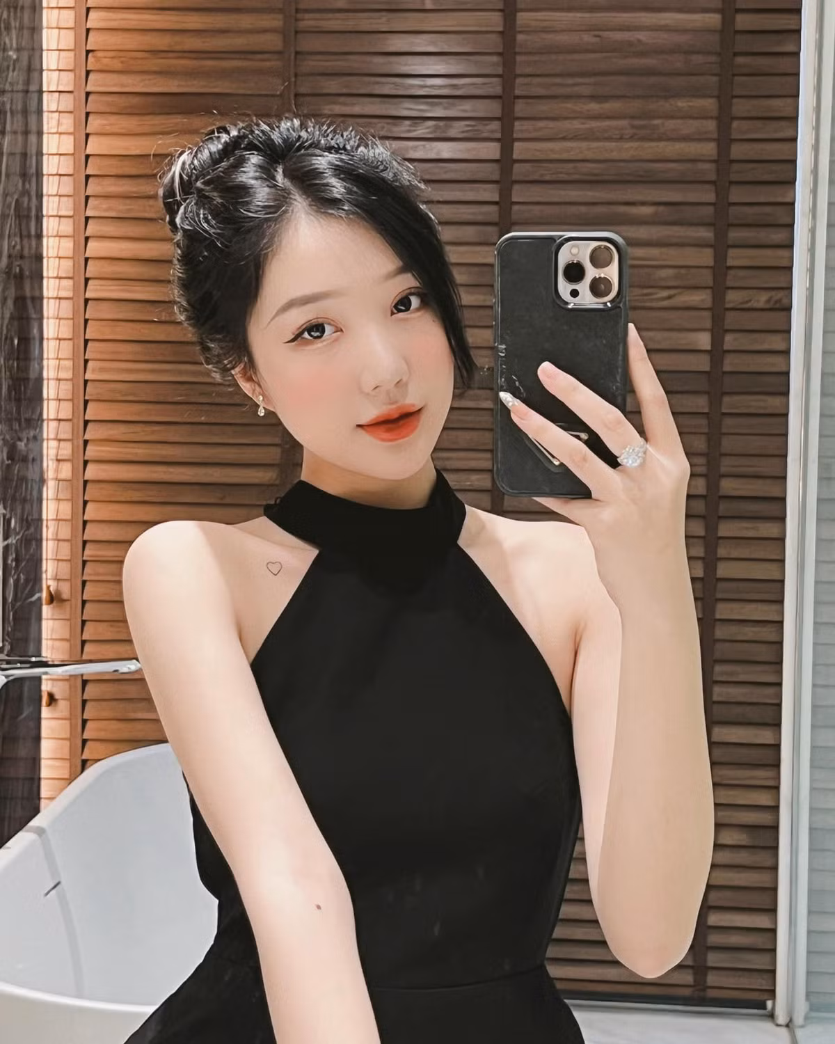 Các khoảnh khắc cô đăng tải trên trang cá nhân đều nhận về hàng nghìn lượt like.