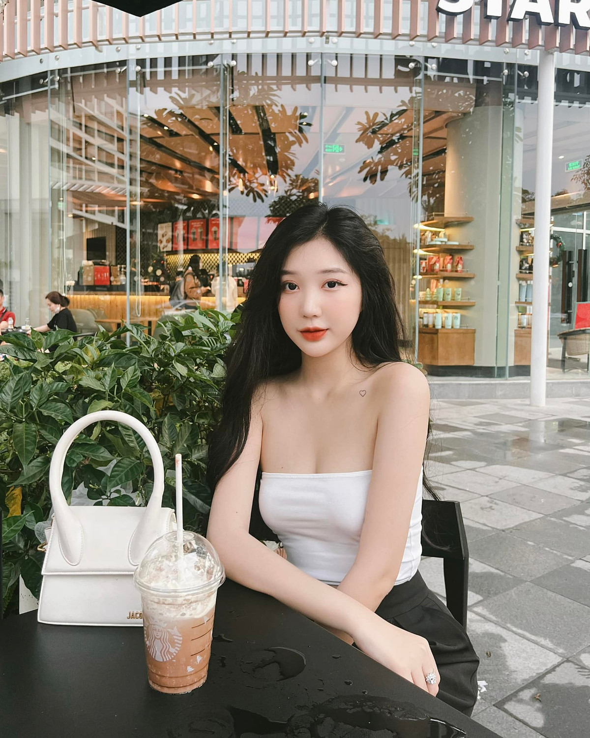 Ảnh cận nhan sắc xinh đẹp của hot TikToker khiến bao người xao xuyến.