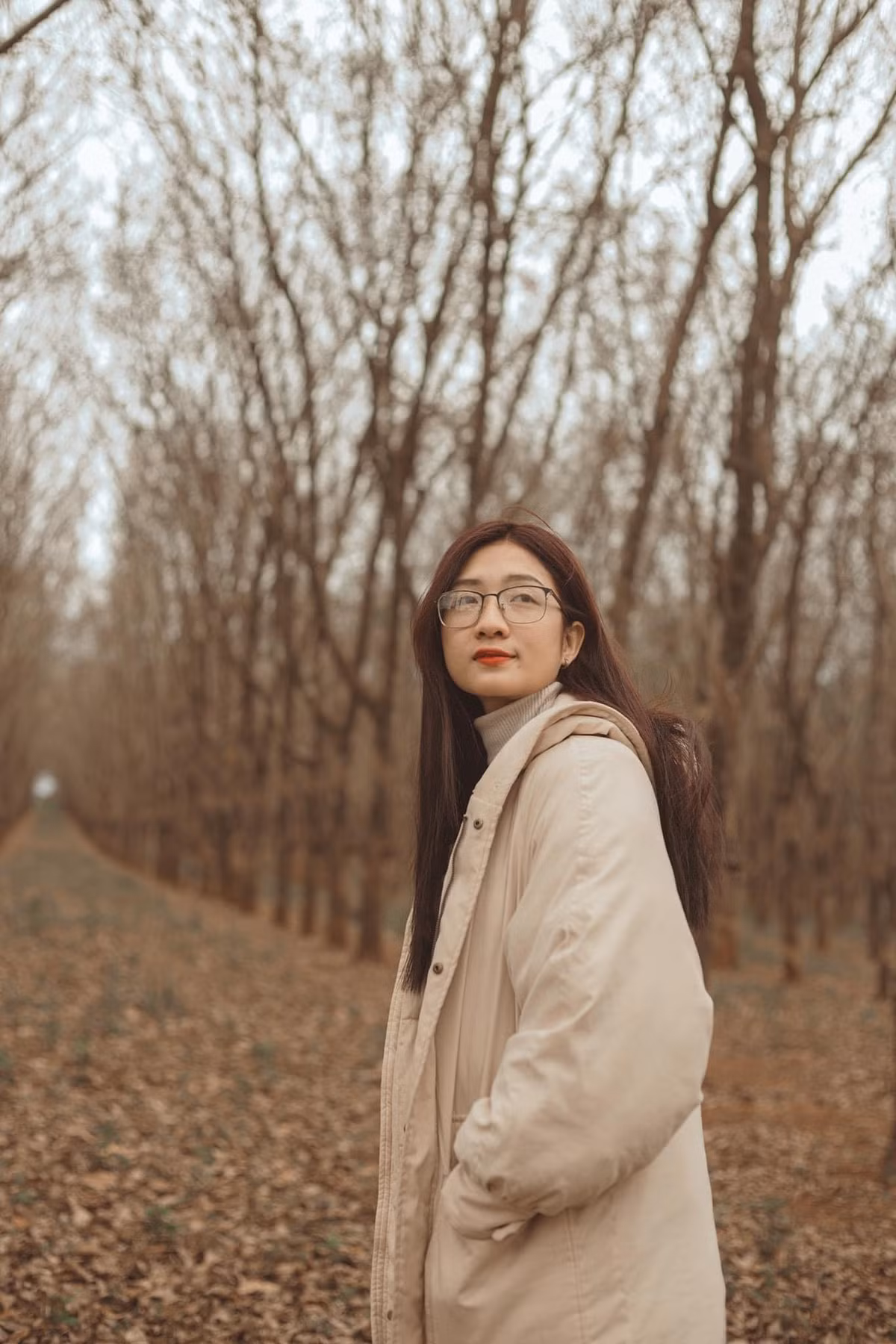 Giữa khung trời mênh mông, con đường nhỏ chạy thắng tắp xuyên qua những cánh rừng rộng bát ngát sẽ khiến du khách thích thú khi chạy xe qua. Ảnh: Binh Nguyen