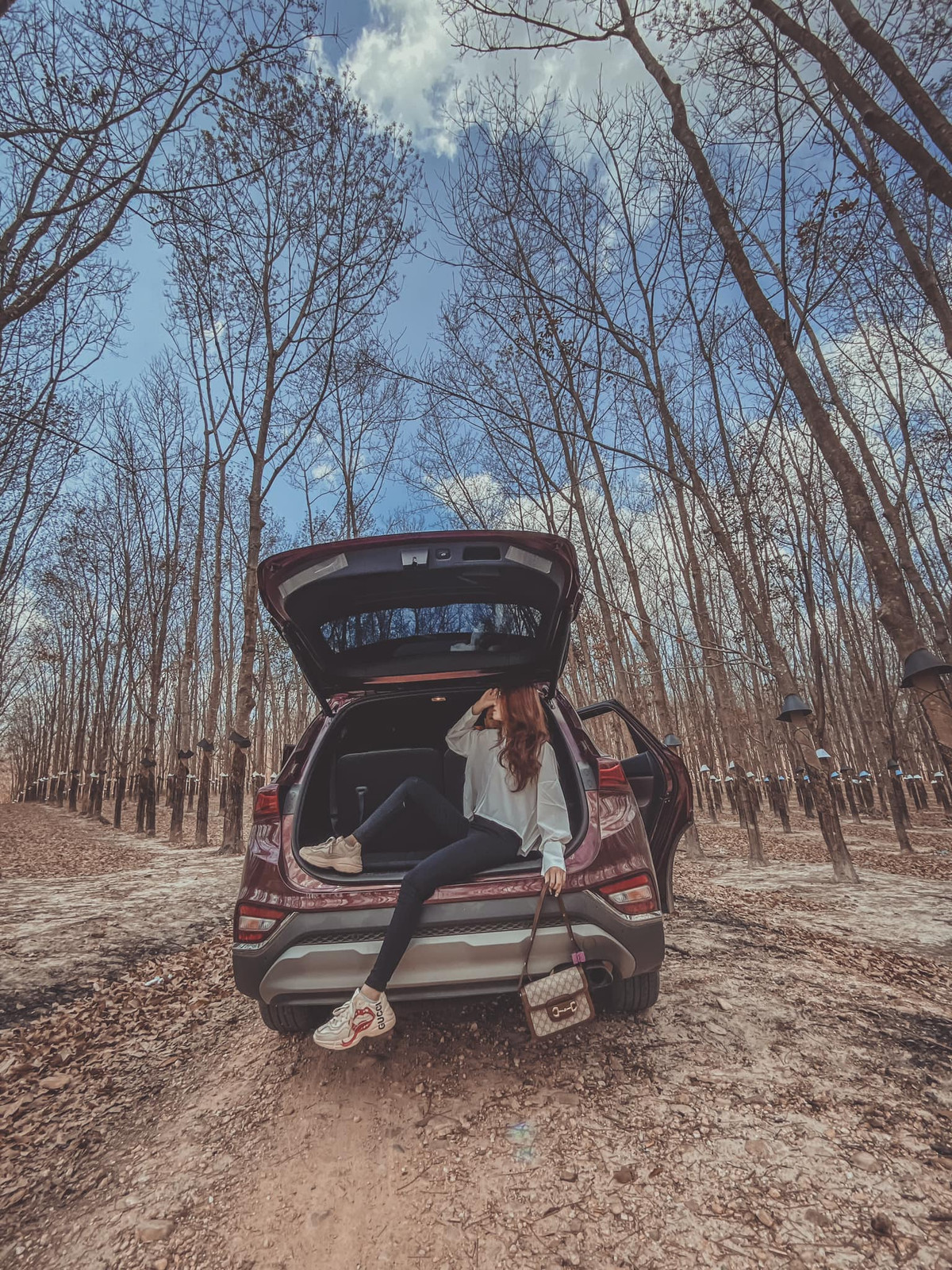 Khi dạo bước và check in rừng cao su trong tiết trời se lạnh, khiến chúng ta như đang lạc vào những cánh rừng thay lá ở phương trời Âu hay trên những bộ phim ảnh Hàn Quốc vậy. Ảnh: Ngan Nguyen