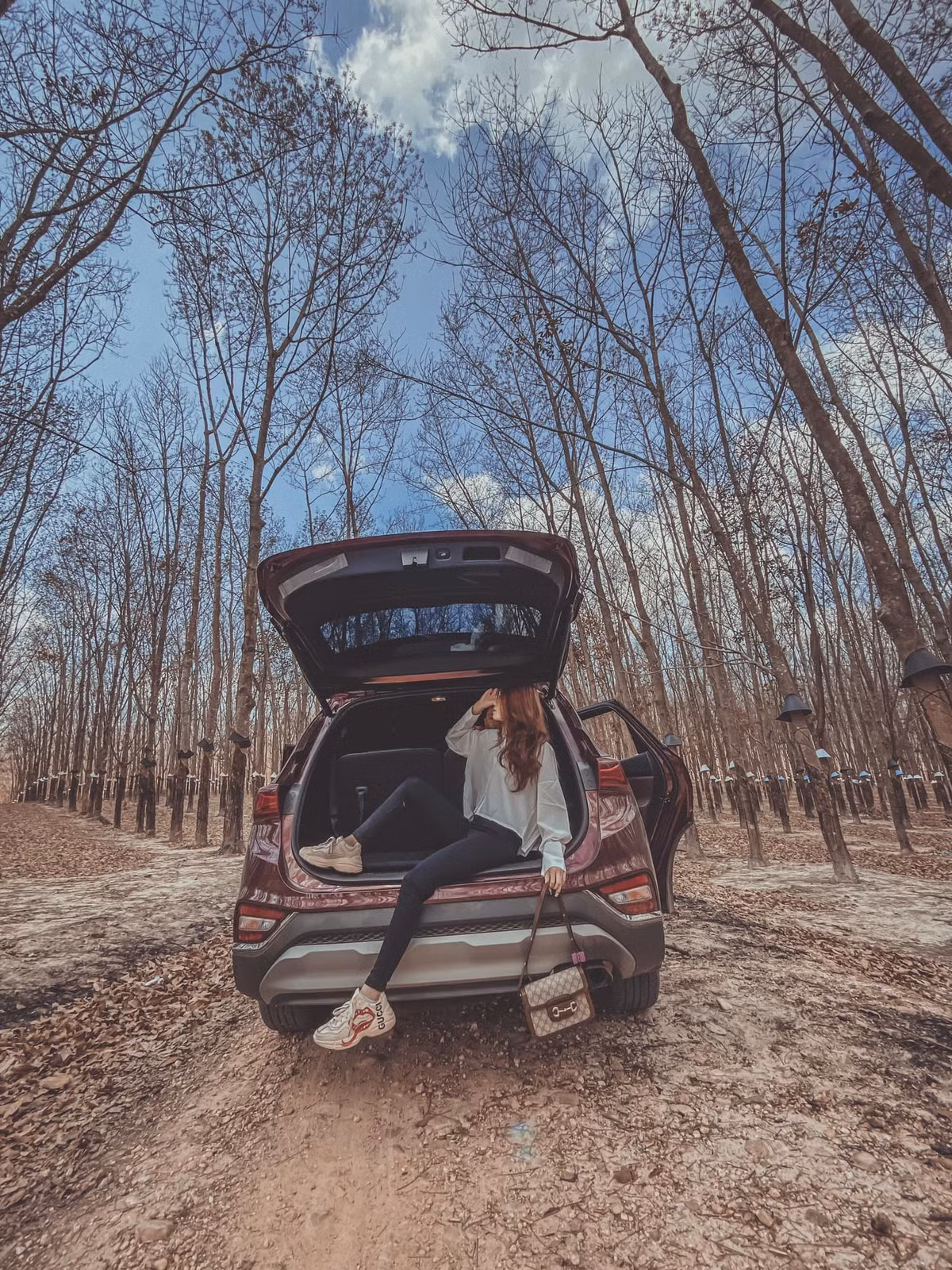 Khi dạo bước và check in rừng cao su trong tiết trời se lạnh, khiến chúng ta như đang lạc vào những cánh rừng thay lá ở phương trời Âu hay trên những bộ phim ảnh Hàn Quốc vậy. Ảnh: Ngan Nguyen