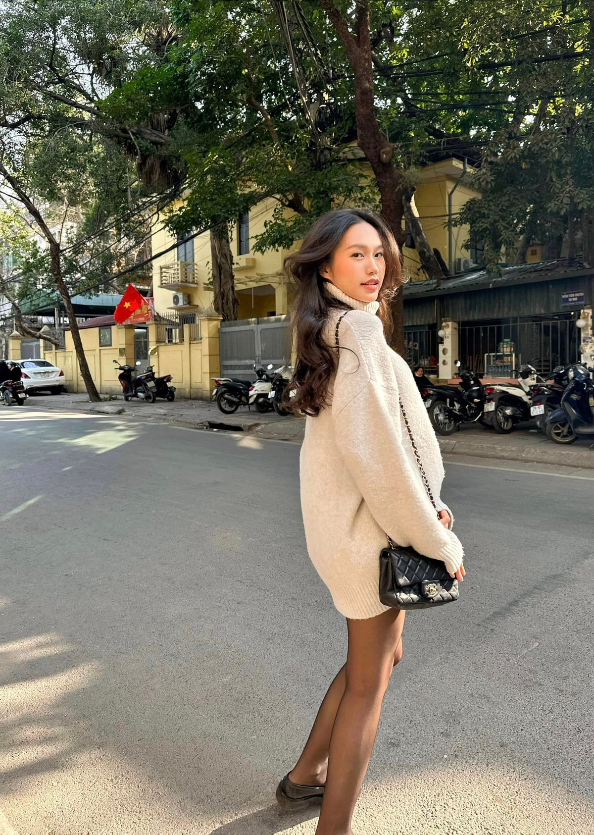 Câu trả lời khéo léo và tinh tế của của bạn gái Đoàn Văn Hậu nhận nhiều tán đồng và khen ngợi từ fan lẫn cư dân mạng.