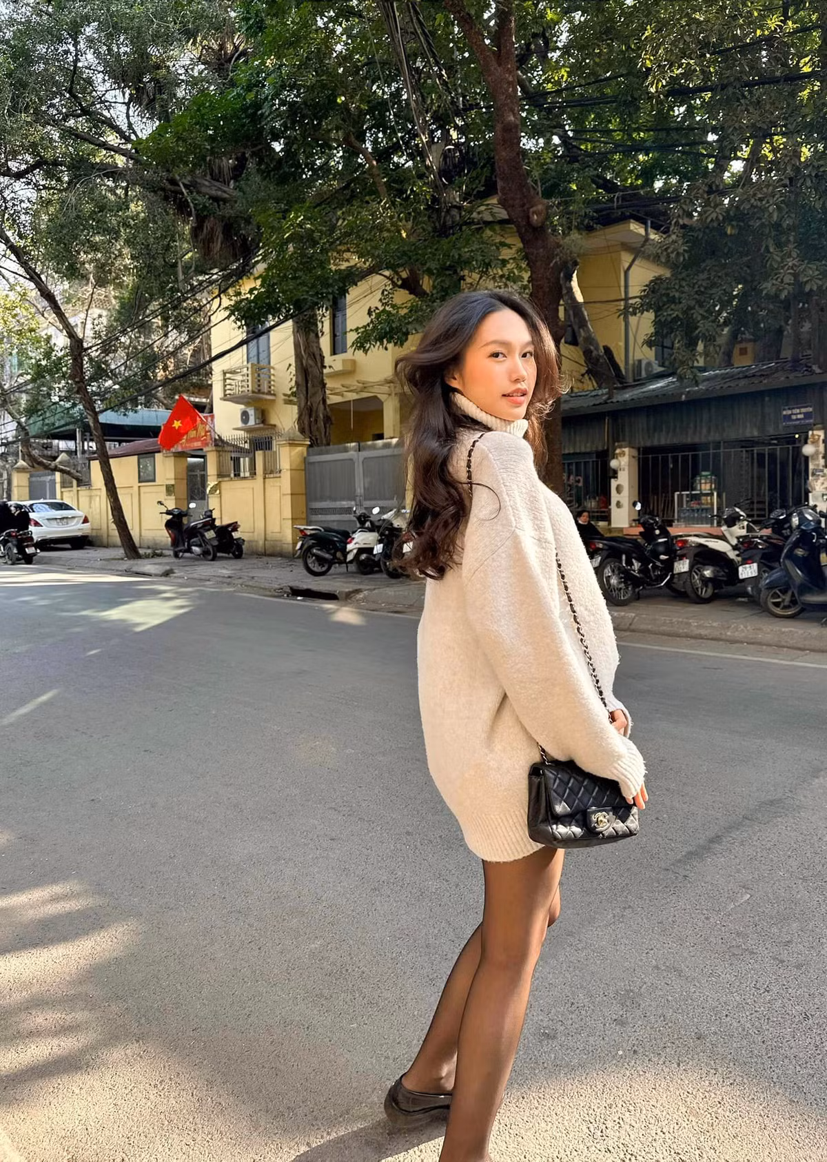 Câu trả lời khéo léo và tinh tế của của bạn gái Đoàn Văn Hậu nhận nhiều tán đồng và khen ngợi từ fan lẫn cư dân mạng.