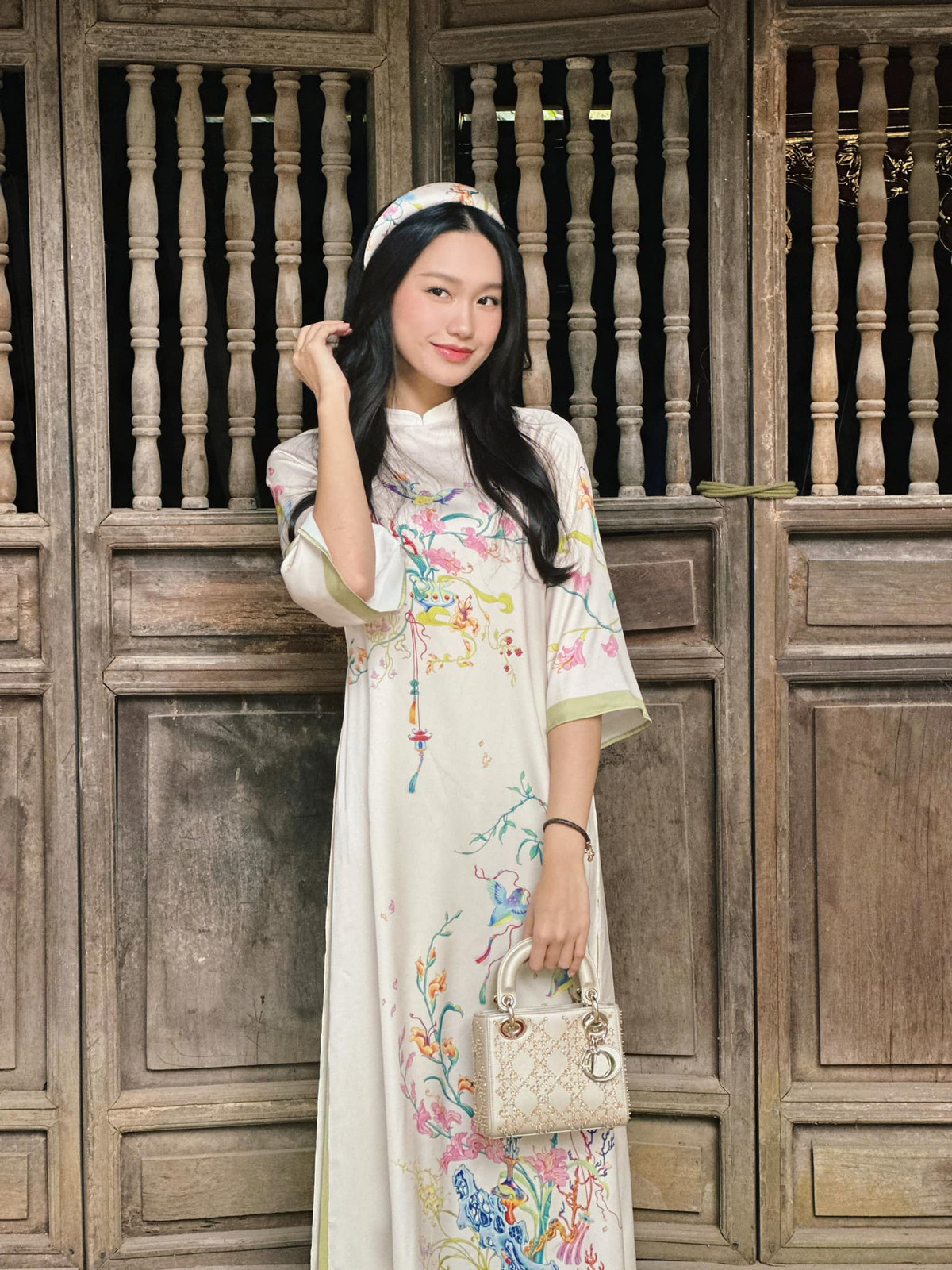 Có những lần nhà có cỗ, Doãn Hải My sẵn sàng phụ giúp việc nhà... Ảnh: FBNV