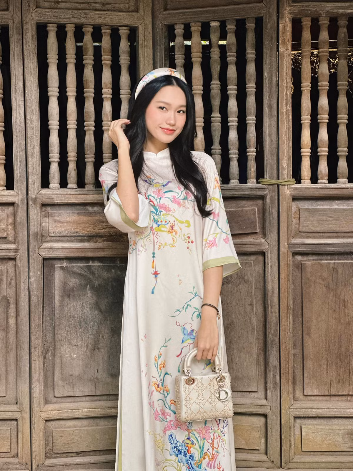 Có những lần nhà có cỗ, Doãn Hải My sẵn sàng phụ giúp việc nhà... Ảnh: FBNV