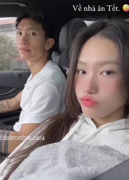 Người đẹp ăn mặc giản dị, không trang điểm cầu kì nhưng vẫn vô cùng xinh đẹp.