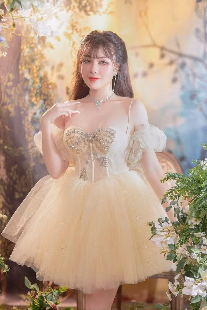 Khoảnh khắc ghi lại, cô giáo hot girl để tóc xõa, trang điểm nhẹ nhàng, diện chiếc váy được thiết kế điệu đà.