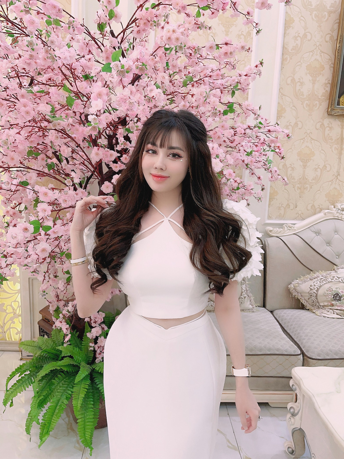 Nhờ sự chăm chút và đầu tư kỹ lưỡng cho bản thân mà nhan sắc cô giáo 9x ngày càng thăng hạng.