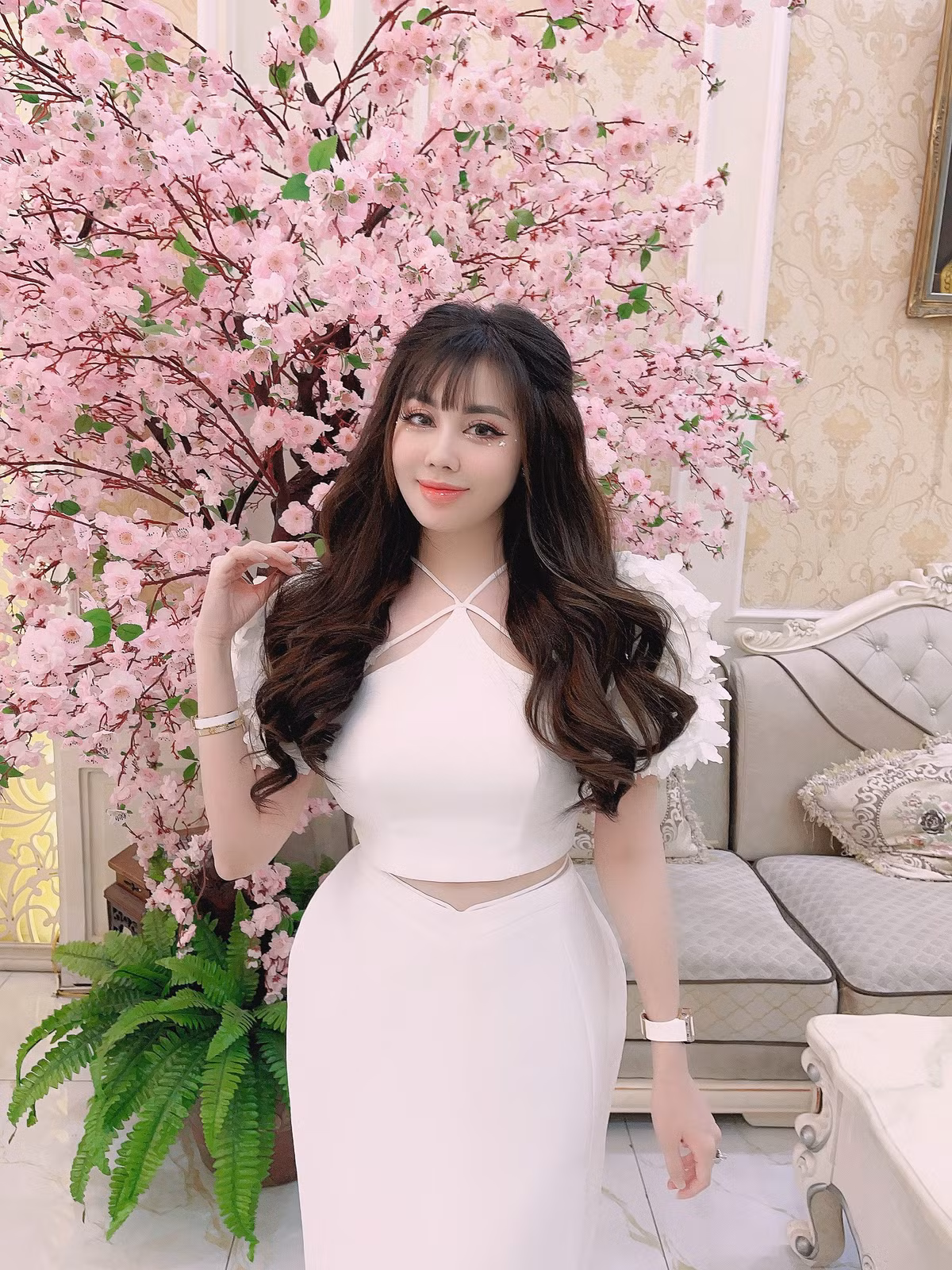 Nhờ sự chăm chút và đầu tư kỹ lưỡng cho bản thân mà nhan sắc cô giáo 9x ngày càng thăng hạng.