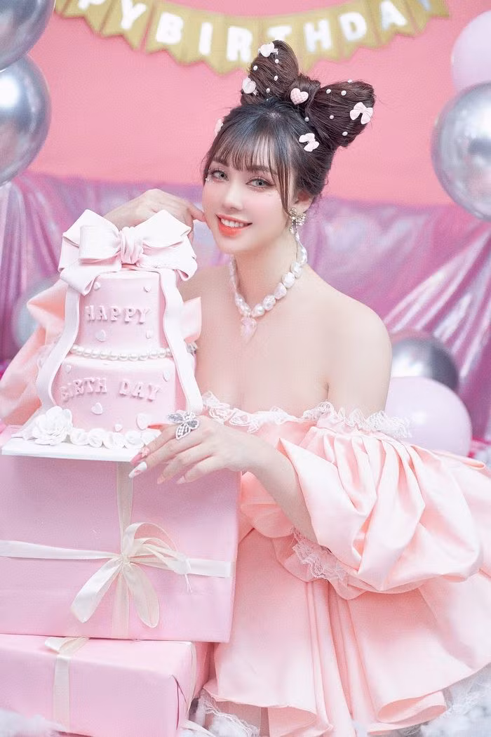 Gây chú ý hơn cả là gương mặt của chính chủ. Ở góc chụp nghiêng hay chính diện, Âu Hà My của hiện tại sở hữu gương mặt v-line, sống mũi cao cùng đôi mắt to tròn.