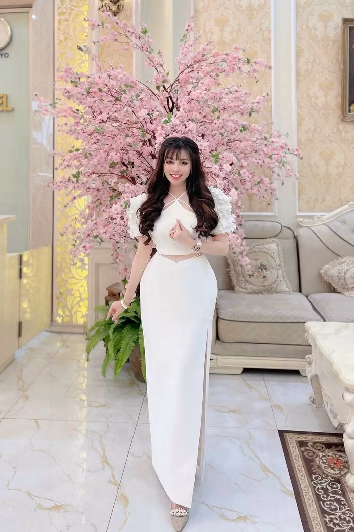 Trong lúc chồng cũ xuống sắc thì Âu Hà My lại ngày càng trẻ hóa.