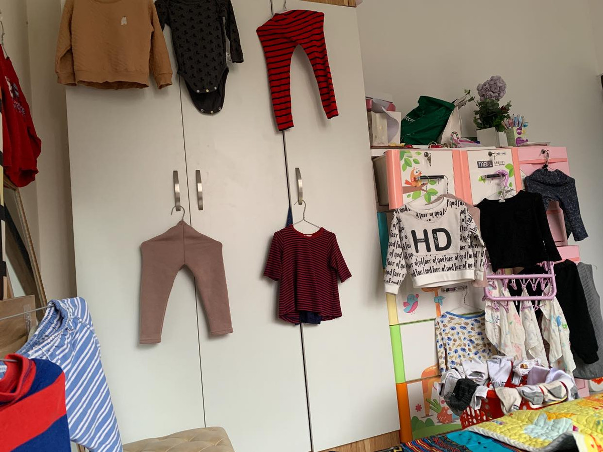 Một trong những "đặc sản" vào mùa nồm điển hình nhất chính là thiếu quần áo mặc, để kịp khô nhiều gia đình đem vào trong nhà phơi và hong khô nó. Ảnh: Phương Anh Nguyễn