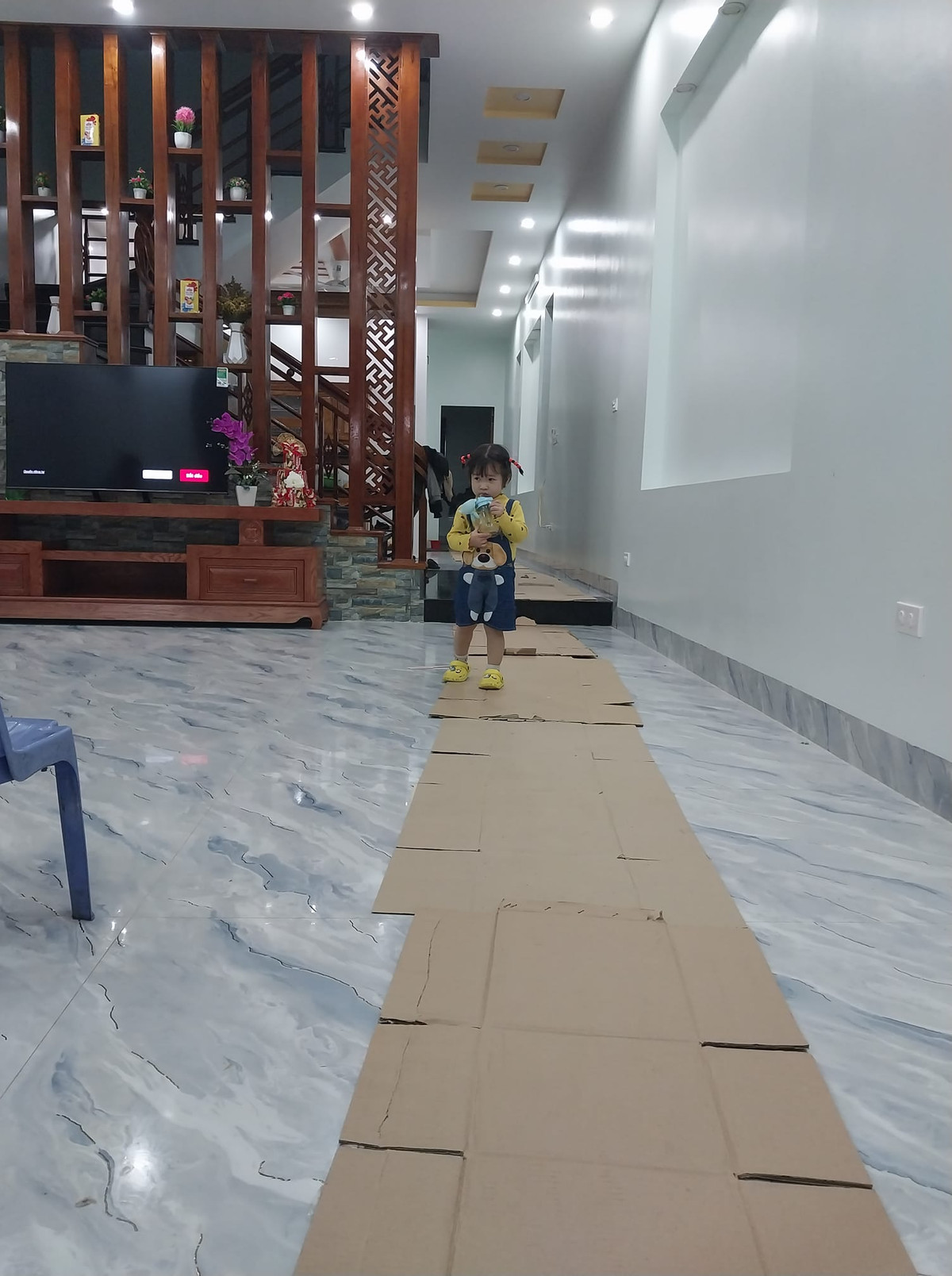 Để tránh trơn trượt ảnh hưởng trẻ nhỏ họ còn xếp cách tấp bìa giấy thành lối đi để an toàn hơn. Ảnh: Nguyễn Oanh