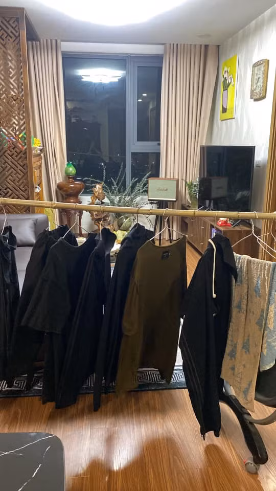 Đáng sợ nhất phải kể đến việc quần áo giặt mãi không khô, đi đâu cũng sợ trượt chân. Ảnh: Thu Sang Ngô