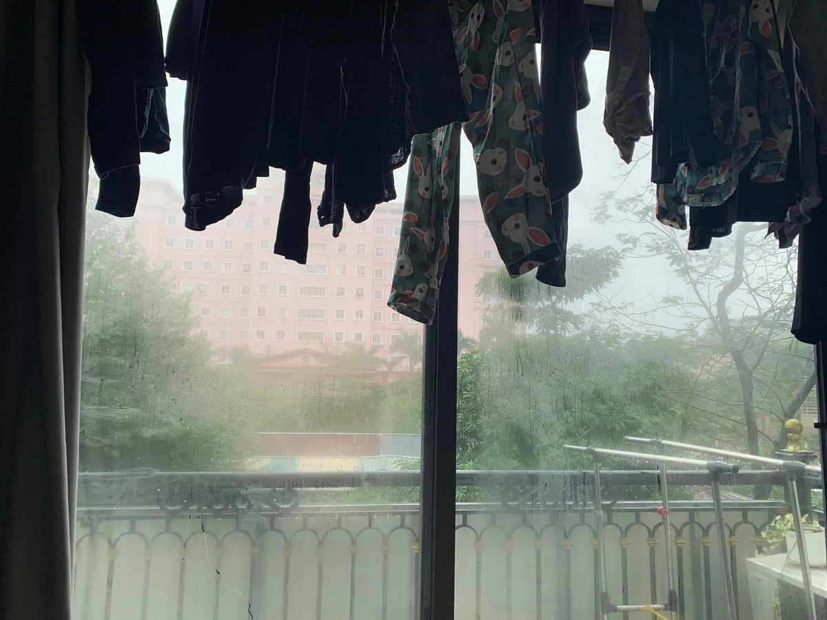 Những ngày gần đây, độ ẩm trong không khí tăng cao. Đồng nghĩa với việc đâu đâu cũng ướt nhẹp, từ nền nhà, tường hay bàn ghế, tất cả đều "toát mồ hôi". Ảnh: Phương Anh Nguyễn