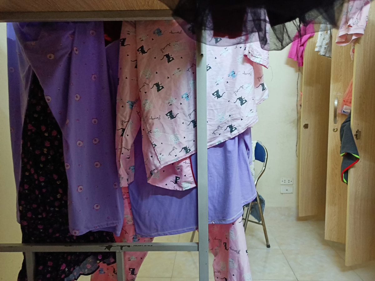 Những hình ảnh quần áo giăng khắp nhà đã quen thuộc vào mỗi thời tiết nồm ẩm ghé thăm. Ảnh: Trang Tiền Tỷ