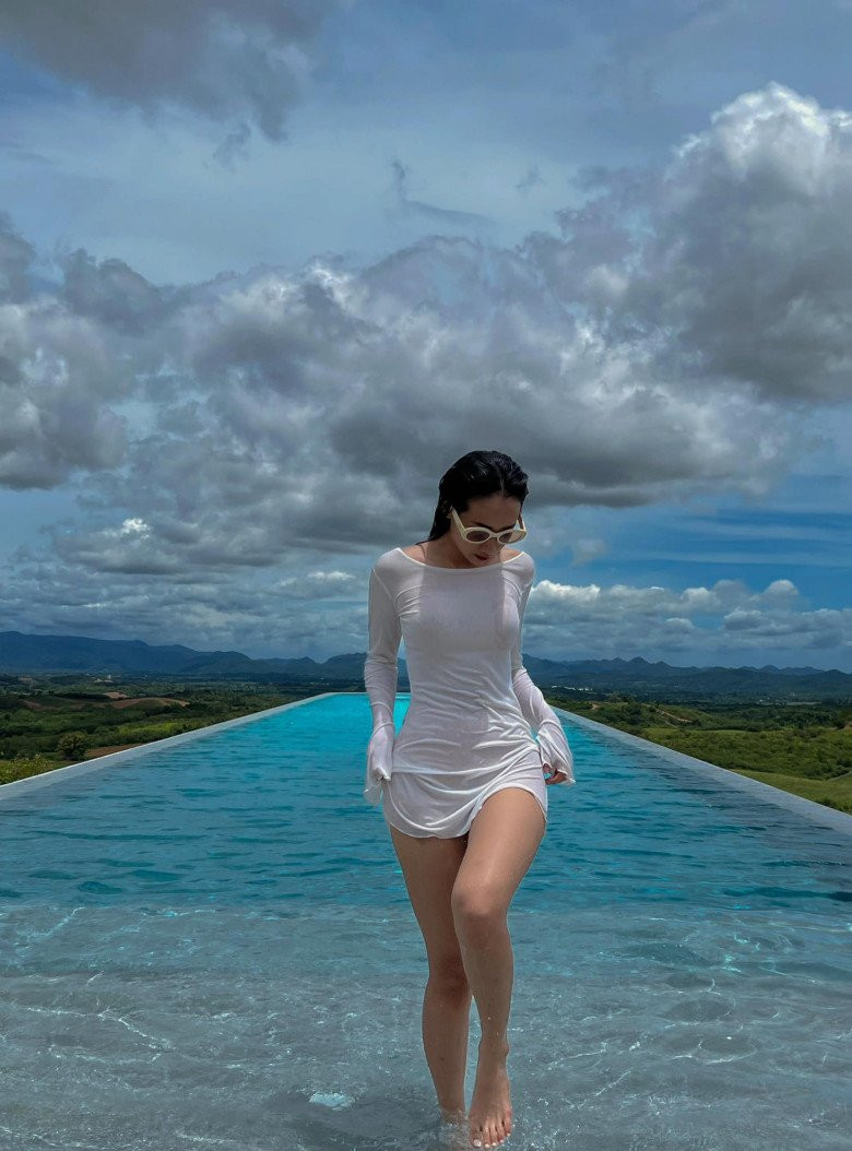 Dưới phần bình luận cư dân mạng hết lời khen ngợi cho sắc vóc của nàng hot girl, không ít người cho rằng cô nàng hợp lấy chồng.