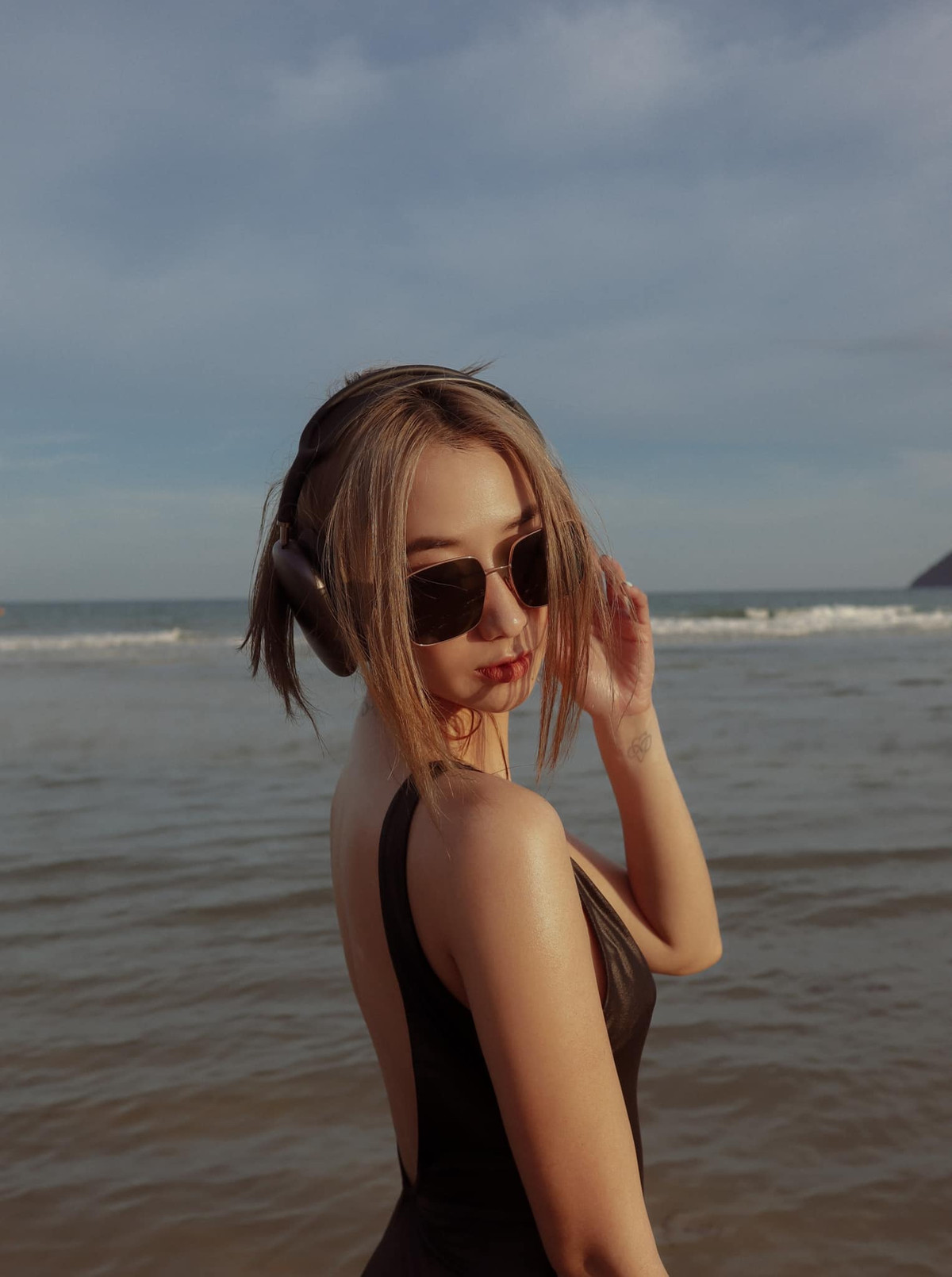 Đáng chú ý hơn cả là cặp đôi như bôi mật của cô nàng khiến nhiều người lác mắt.