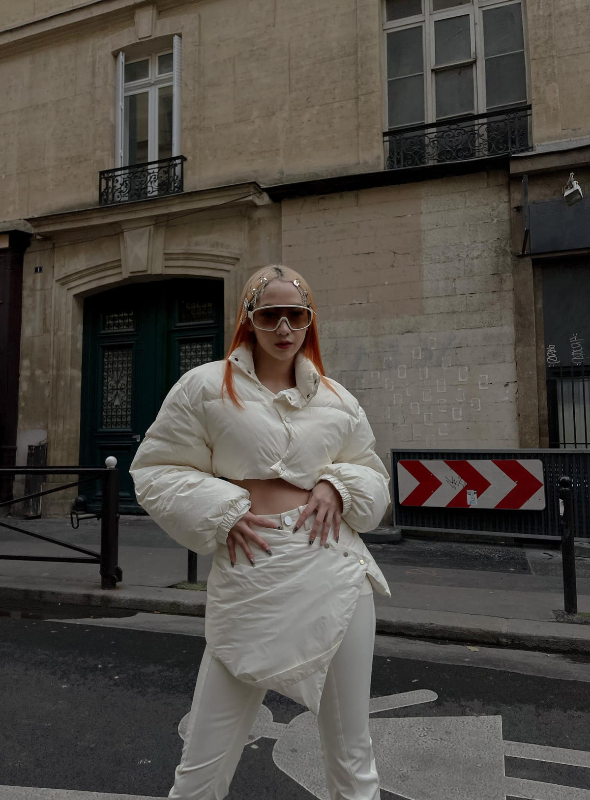 Không chỉ sở hữu eo thon, bụng phẳng lì, Kiều Ly còn may mắn có được cặp đùi mật ong "vạn người mê".