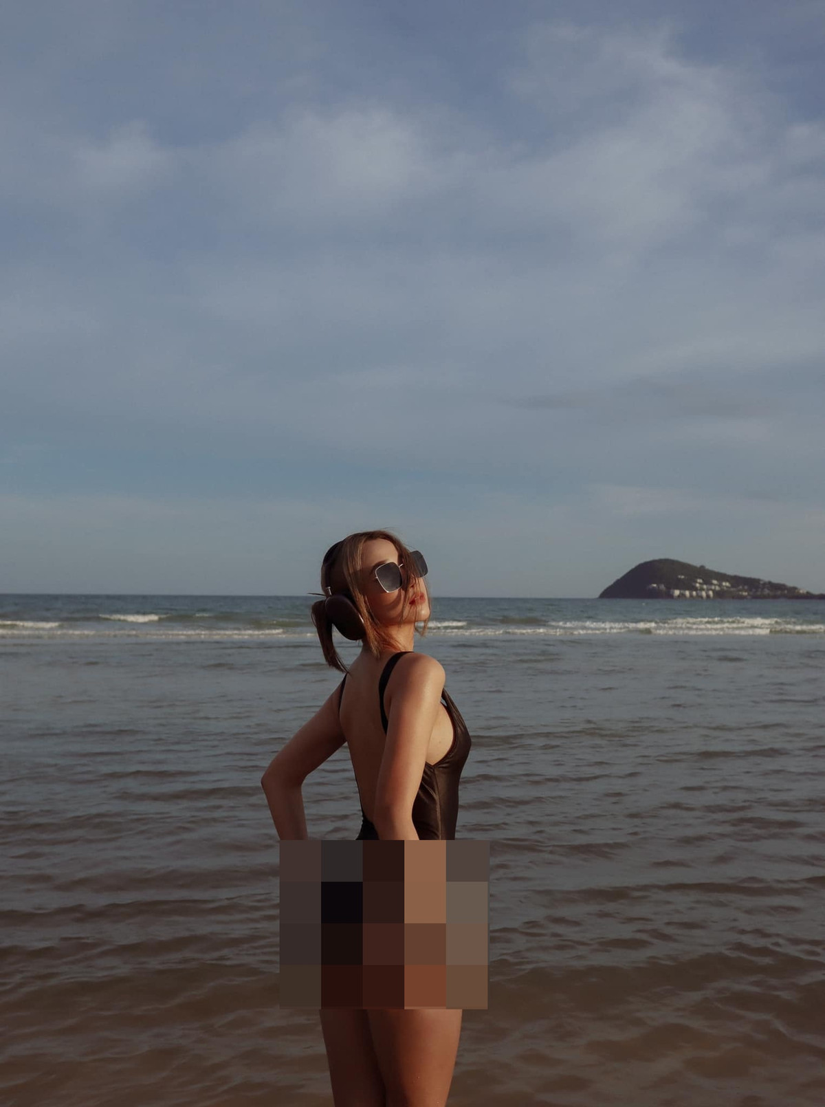 Thiết kế đơn giản nhưng khoét hông cao giúp gái xinh tôn trọn đường cong cực phẩm.